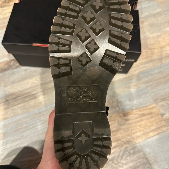 Hello kitty doc martens - Picture 8 of 10